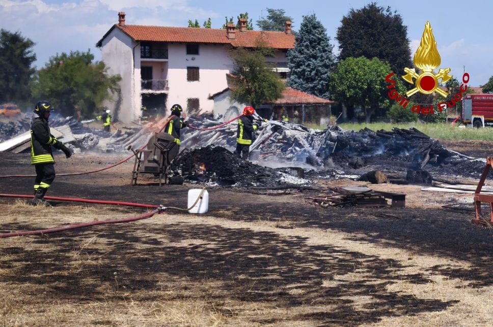 Vigili del fuoco di Biella e Cossato in prima linea per spegnere un incendio alle porte del Biellese