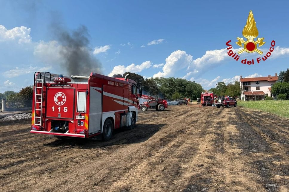 Vigili del fuoco di Biella e Cossato in prima linea per spegnere un incendio alle porte del Biellese