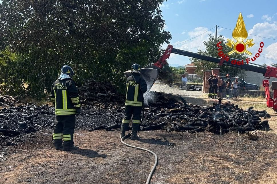 Vigili del fuoco di Biella e Cossato in prima linea per spegnere un incendio alle porte del Biellese