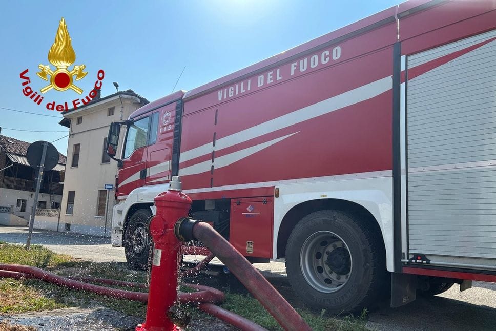Vigili del fuoco di Biella e Cossato in prima linea per spegnere un incendio alle porte del Biellese