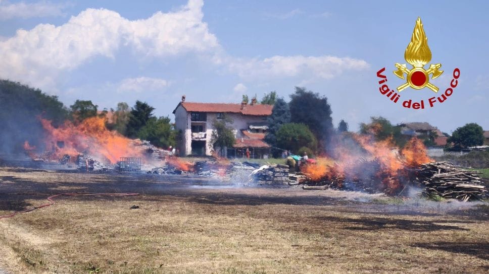 Vigili del fuoco di Biella e Cossato in prima linea per spegnere un incendio alle porte del Biellese