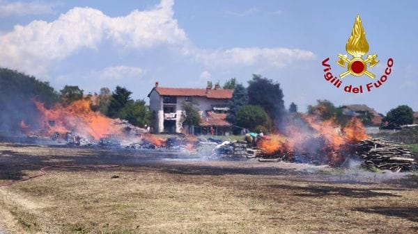 Vigili del fuoco di Biella e Cossato in prima linea per spegnere un incendio alle porte del Biellese