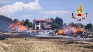 Vigili del fuoco di Biella e Cossato in prima linea per spegnere un incendio alle porte del Biellese