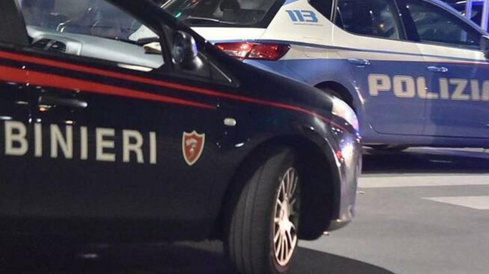 Prima cammina in mezzo alla strada a Cossato, poi minaccia di gettarsi dal tetto dell’ospedale: tranquillizzato dai carabinieri