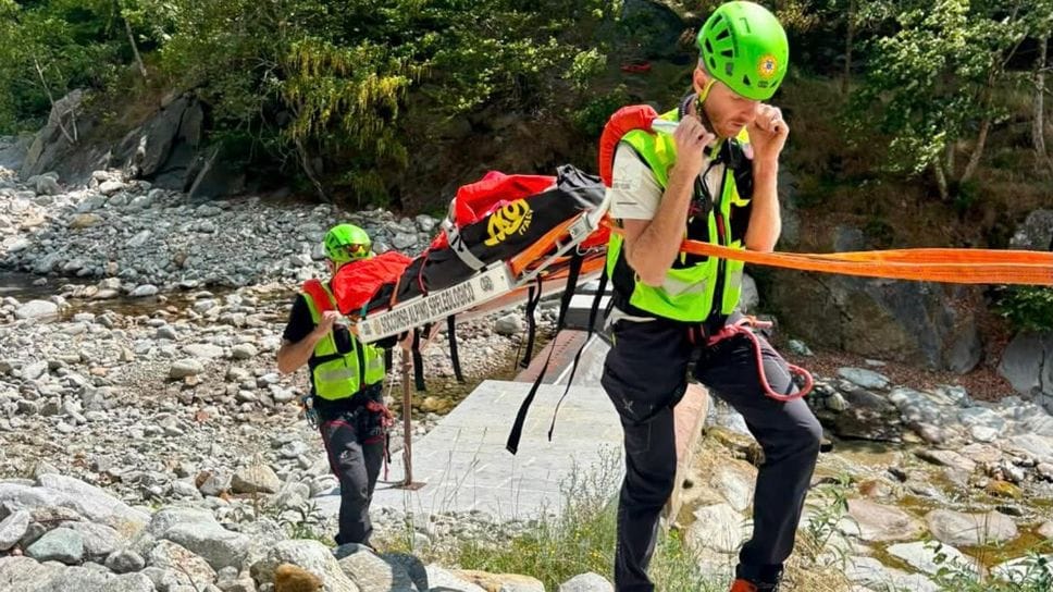 Cade lungo un sentiero a Piedicavallo, escursionista soccorsa dal soccorso alpino