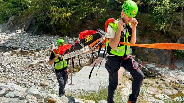 Cade lungo un sentiero a Piedicavallo, escursionista soccorsa dal soccorso alpino