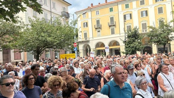 Folla ai giardini per protestare contro lo spostamento dei ciliegi