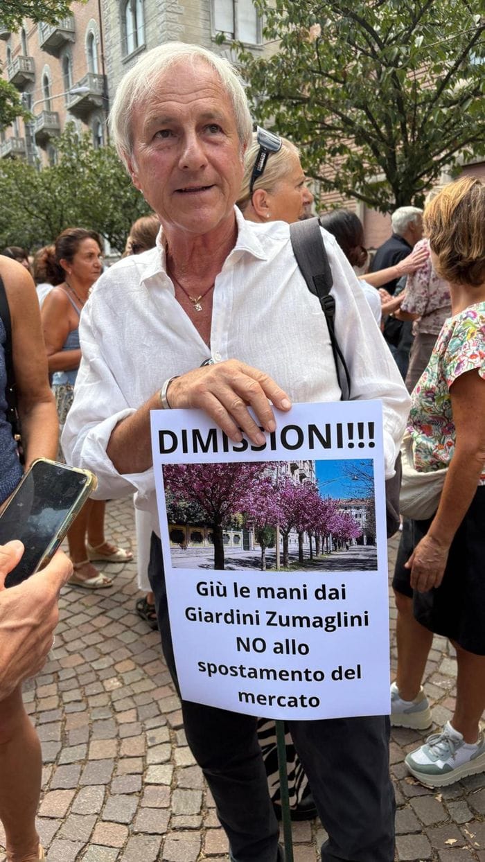 Folla ai giardini per protestare contro lo spostamento dei ciliegi