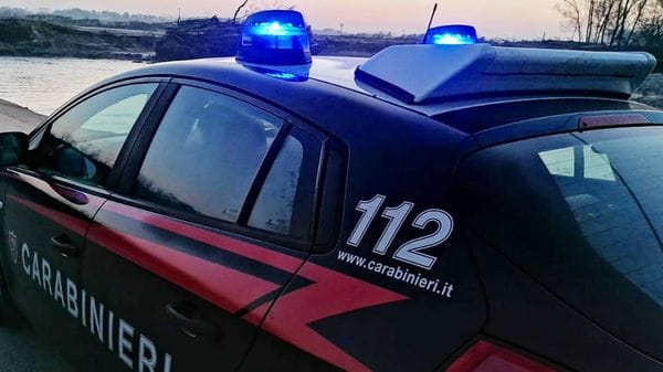 Perde il controllo dell’auto e finisce in una scarpata