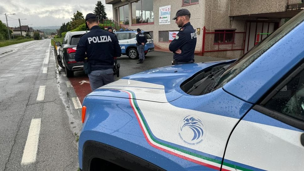 Furti nei negozi: tre persone fermate e denunciate dalla polizia