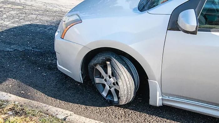 Strada malconcia a Cossato, guai per un automobilista