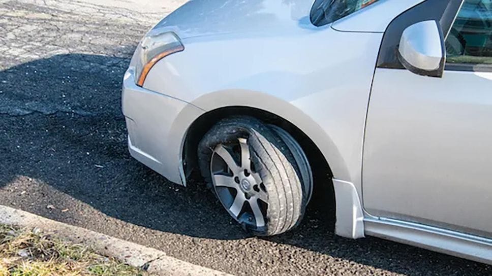 Strada malconcia a Cossato, guai per un automobilista