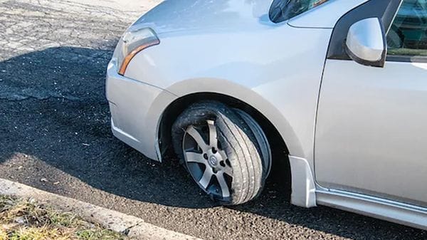 Strada malconcia a Cossato, guai per un automobilista