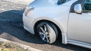 Strada malconcia a Cossato, guai per un automobilista