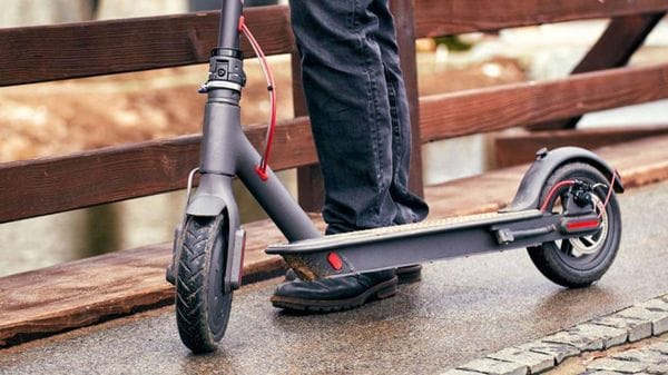 Monopattino in contromano, va addosso  a un’auto