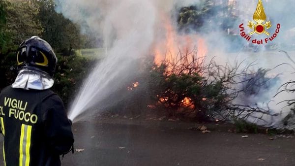 Incendio di sterpaglie a Brusnengo