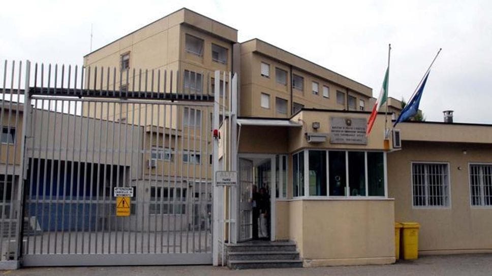 Aggressione al carcere, tre agenti feriti
