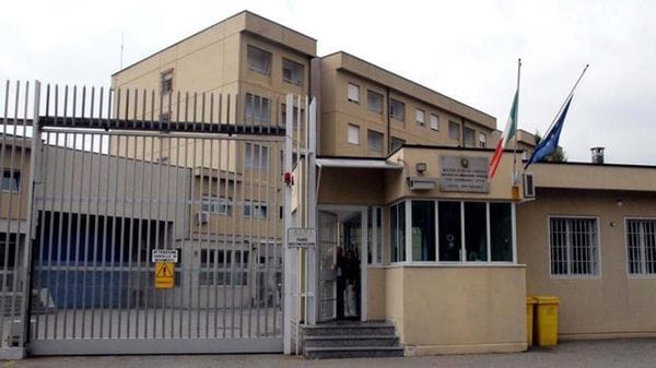 Aggressione al carcere, tre agenti feriti