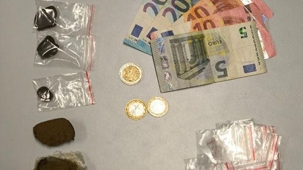 Droga in casa e nella biancheria intima: denunciato