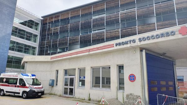 Finisce in una scarpata di otto metri con l’auto