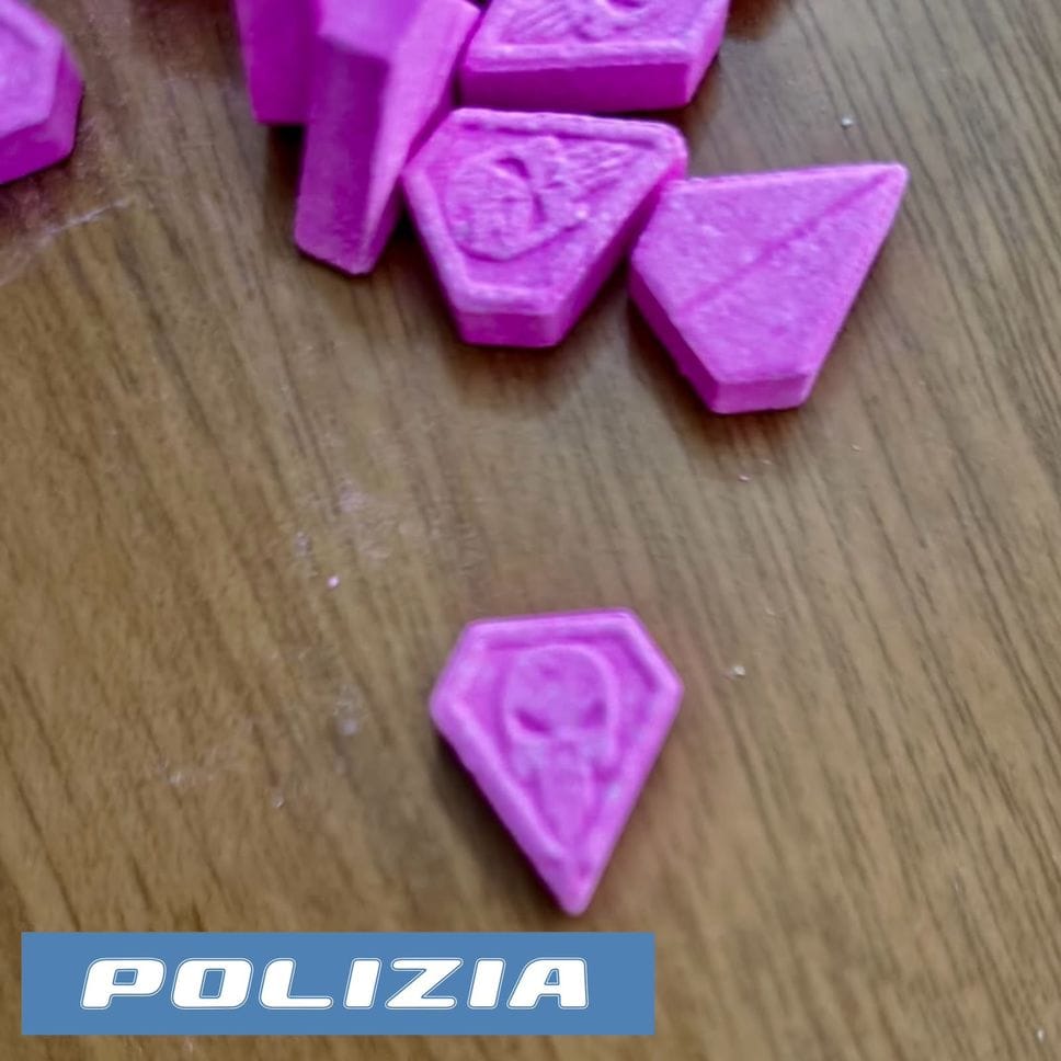 In casa aveva ecstasy, marijuana e hashish: giovane arrestato