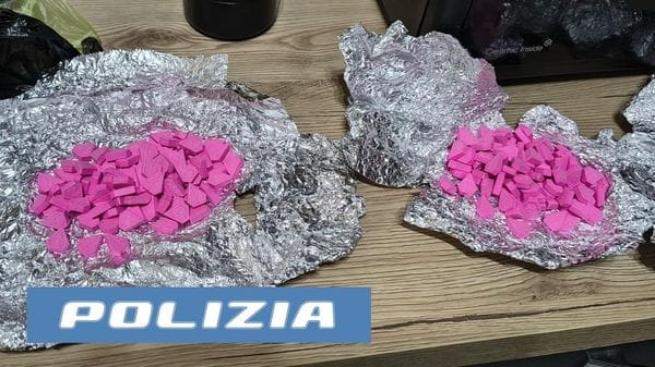 In casa aveva ecstasy, marijuana e hashish: giovane arrestato