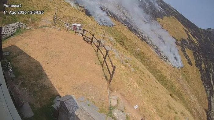 Stato di emergenza per l’incendio sul Monte Barone. Le fiamme raggiungono il rifugio