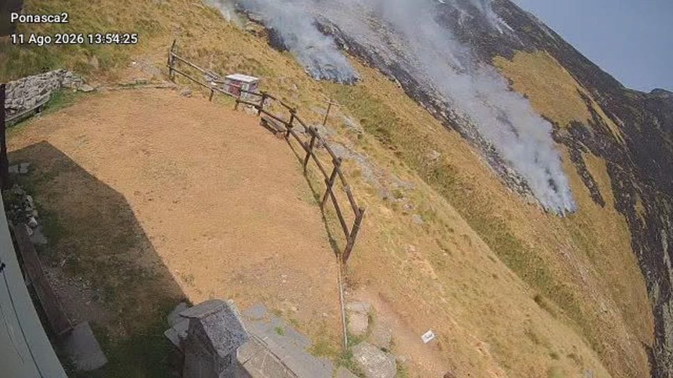 Stato di emergenza per l’incendio sul Monte Barone. Le fiamme raggiungono il rifugio