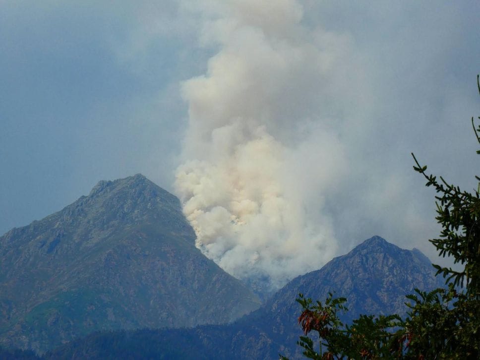 Stato di emergenza per l’incendio sul Monte Barone. Le fiamme raggiungono il rifugio