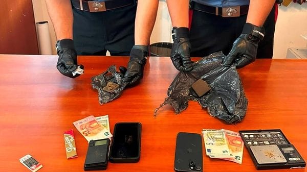 Getta dell’hashish dal balcone: denunciato dai carabinieri