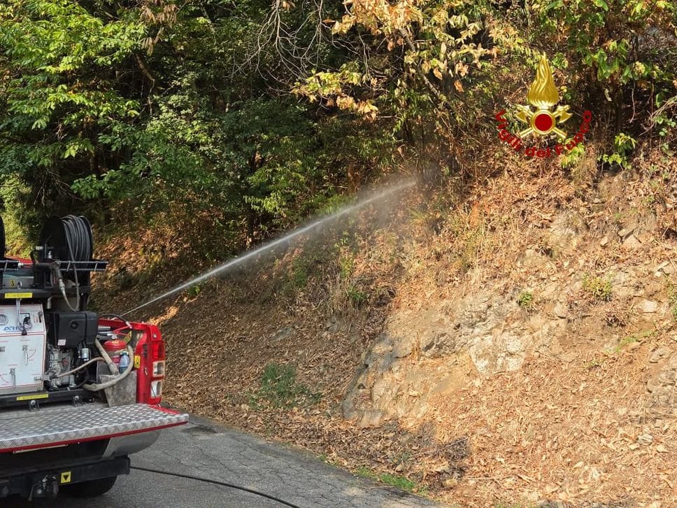Continua la lotta contro l’incendio, che ora punta anche lo Strona. Distrutta una baita