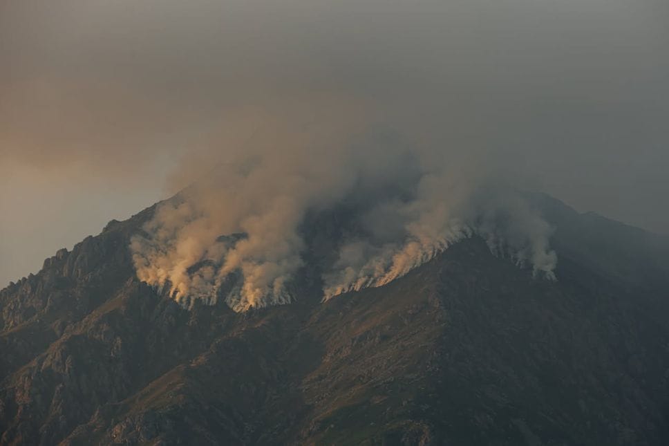 Continua la lotta contro l’incendio, che ora punta anche lo Strona. Distrutta una baita