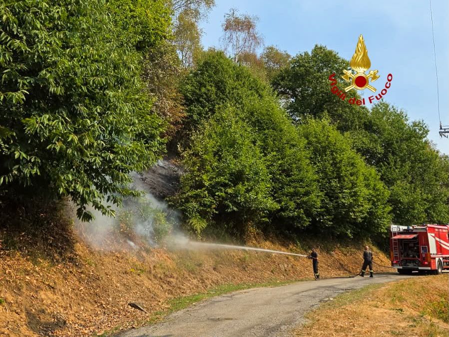 Continua la lotta contro l’incendio, che ora punta anche lo Strona. Distrutta una baita