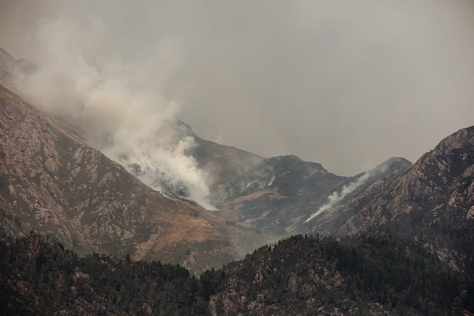 Continua la lotta contro l’incendio, che ora punta anche lo Strona. Distrutta una baita