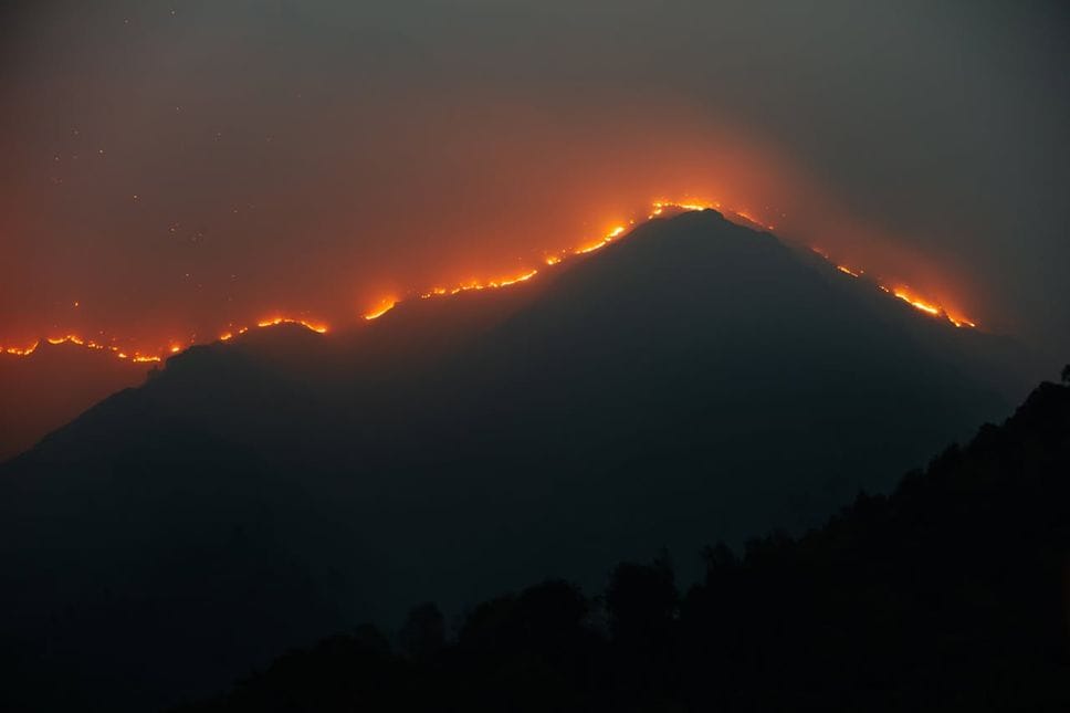 Continua la lotta contro l’incendio, che ora punta anche lo Strona. Distrutta una baita
