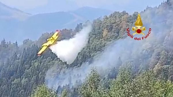 Continua la lotta contro l’incendio, che ora punta anche lo Strona. Distrutta una baita