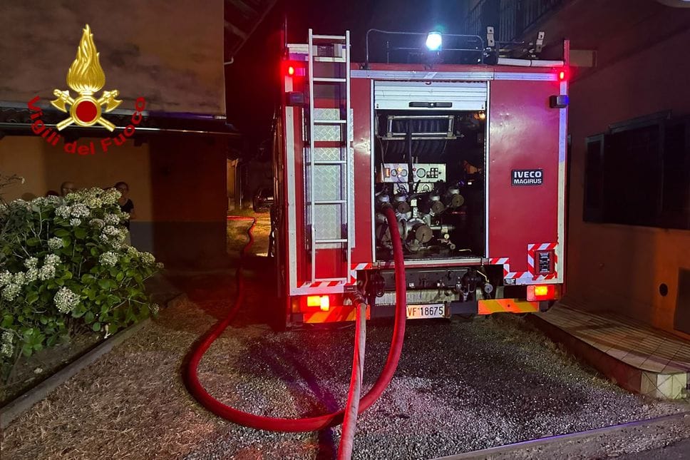 Incendio in una casa di Viverone, spento dai vigili del fuoco