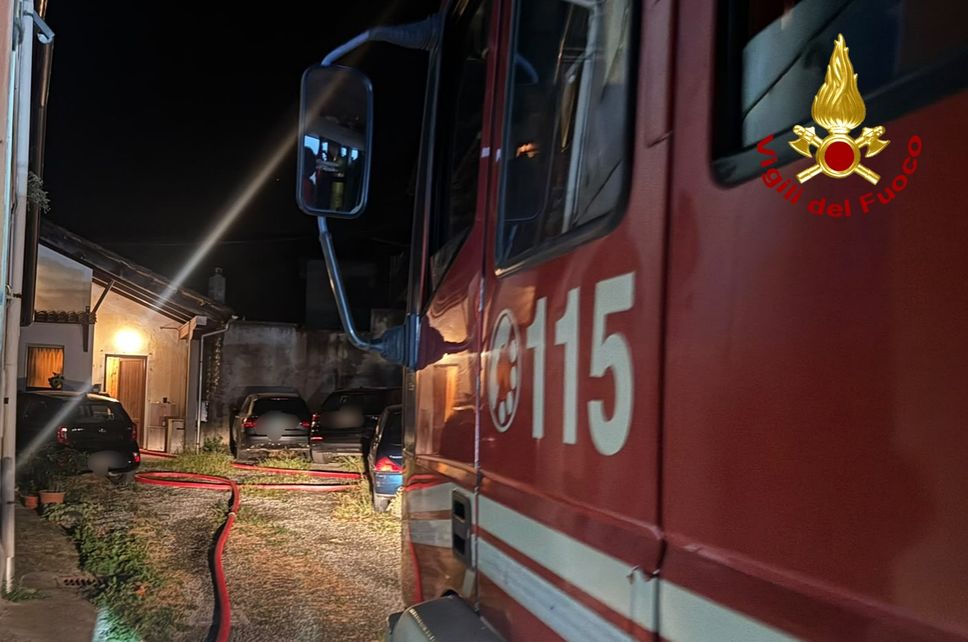 Incendio in una casa di Viverone, spento dai vigili del fuoco