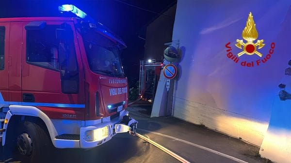 Incendio in una casa di Viverone, spento dai vigili del fuoco