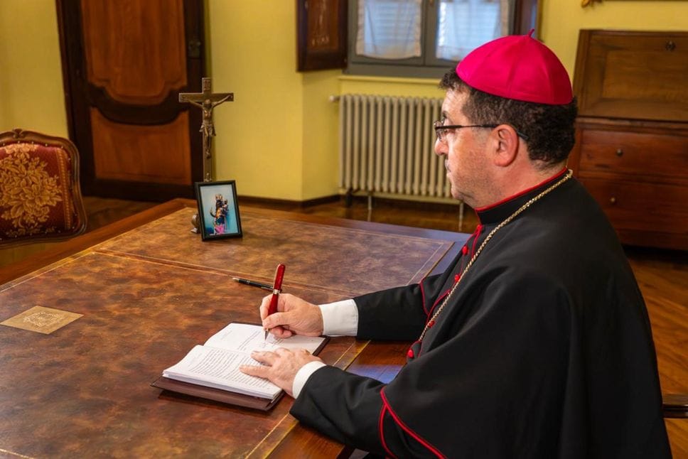 Il Vescovo firma la nuova lettera pastorale “La nostalgia di Dio”