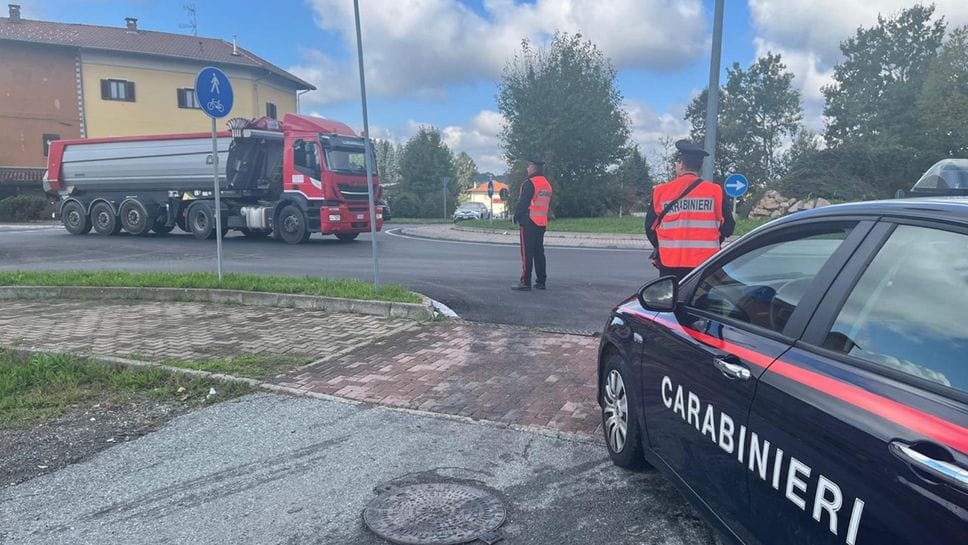 Per evitare che il camion prenda fuoco si libera del carico e lo scarica a bordo strada