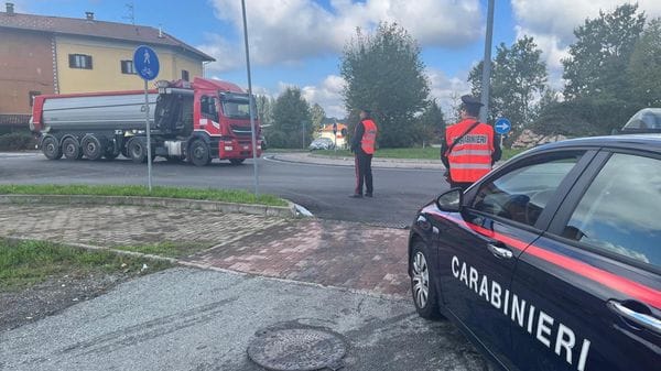 Per evitare che il camion prenda fuoco si libera del carico e lo scarica a bordo strada