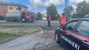 Per evitare che il camion prenda fuoco si libera del carico e lo scarica a bordo strada