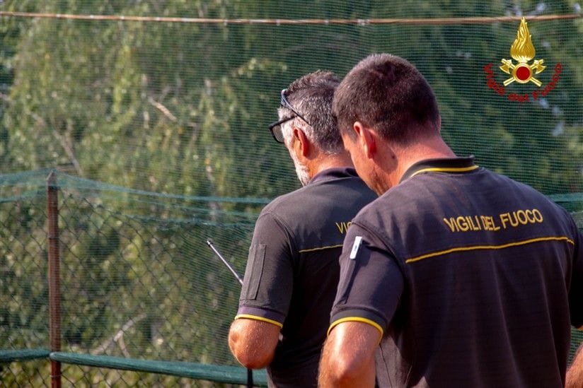 L’incendio entra nella pineta di frazione Le Piane, continua la lotta dei vigili del fuoco e dell’Aib