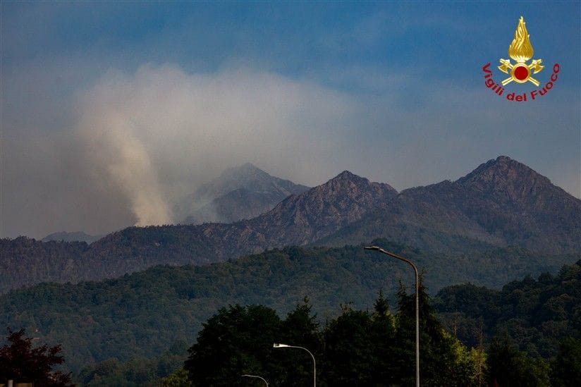 L’incendio entra nella pineta di frazione Le Piane, continua la lotta dei vigili del fuoco e dell’Aib