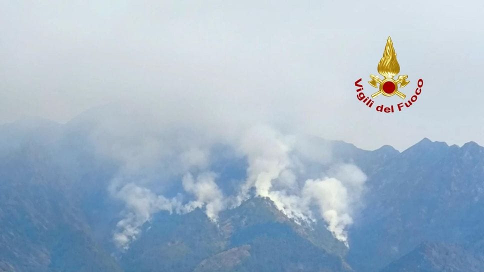 L’incendio entra nella pineta di frazione Le Piane, continua la lotta dei vigili del fuoco e dell’Aib