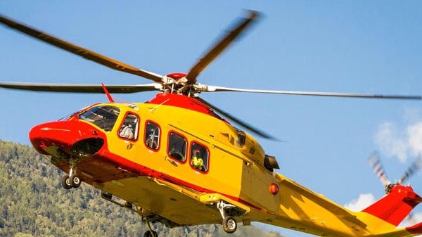 Un elicottero medico provoca un danneggiamento a un’auto