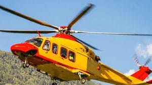 Un elicottero medico provoca un danneggiamento a un’auto