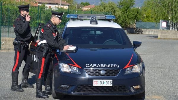 Vogliono lavare dei tappeti con del detersivo nella fontana