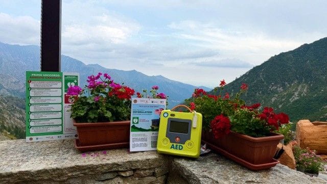 Defibrillatori in quota che comunicano con l’ospedale: completata nel Biellese la prima rete alpina d’Europa